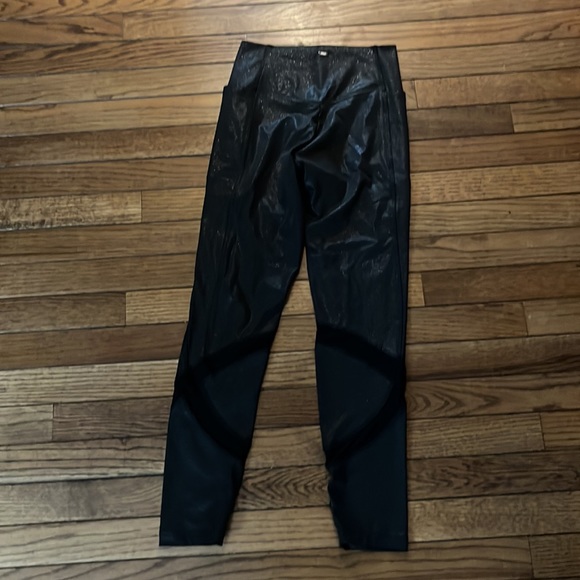 PINK metallic black leggings - Picture 2 of 4